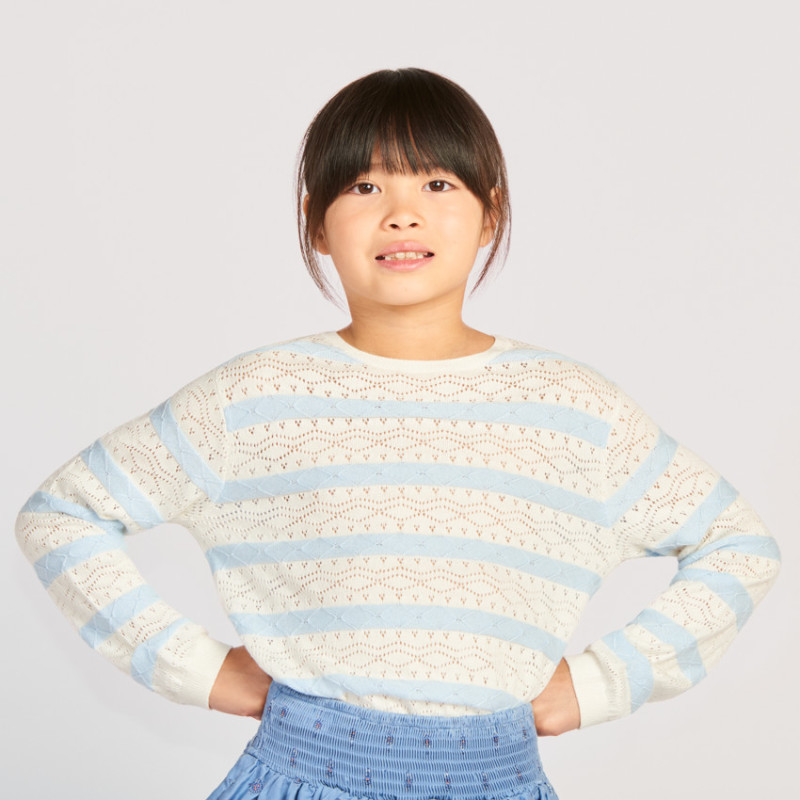 Pull en tricot ajouré et rayé fille